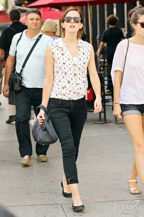 Emma watson khoe chân thon nuột với sooc jeans - 9