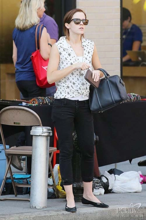 Emma watson khoe chân thon nuột với sooc jeans - 10