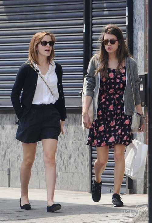 Emma watson khoe chân thon nuột với sooc jeans - 11