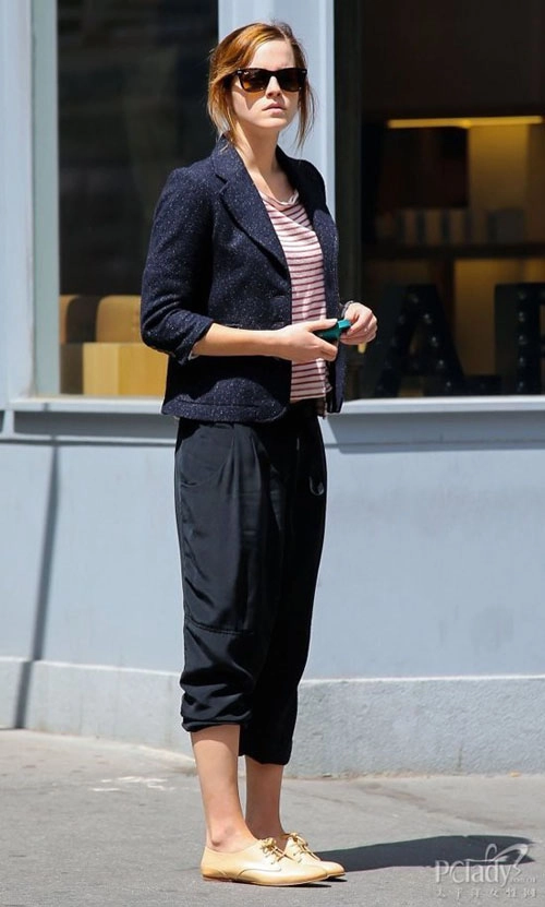 Emma watson khoe chân thon nuột với sooc jeans - 13