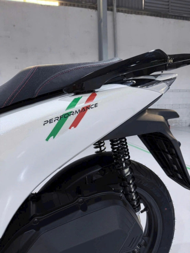 Hình ảnh thực tế của honda sh150i 2025 nhập ý màu trắng pha lê cực đẹp tại việt nam - 6