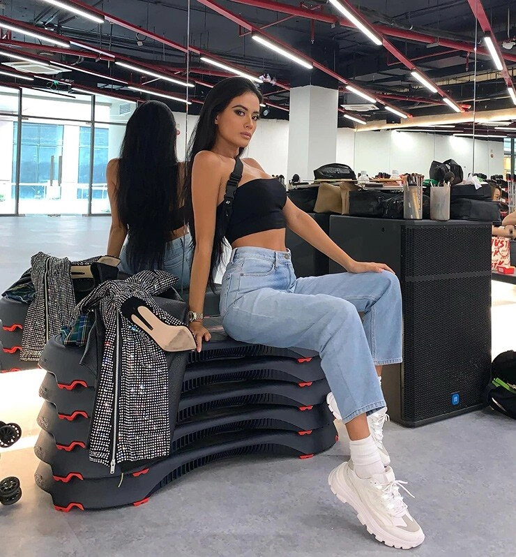 Hoa hậu quốc tế mặc bikini mỏng tang khoe body uốn lượn như cầu trượt dưới trời tuyết lạnh không cần dùng ai để đu trend - 10