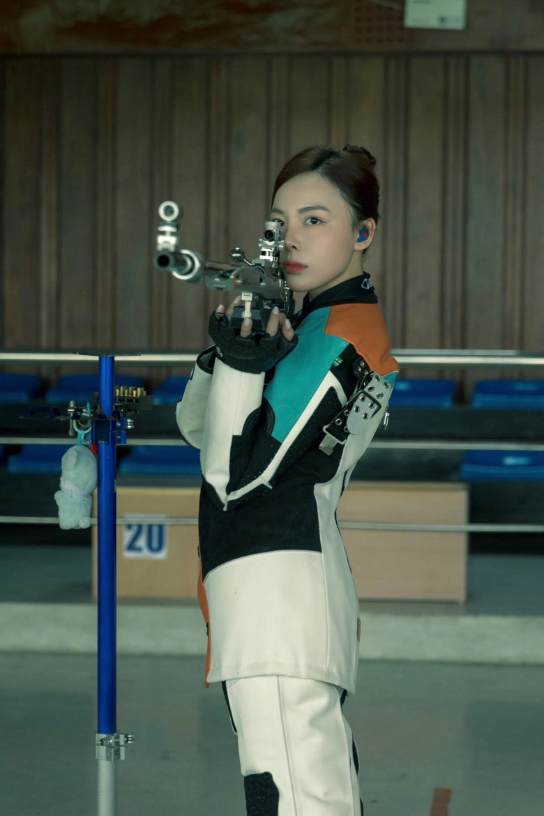 hoa khôi bắn súng 2k4 mang hàm thượng úy gây bất ngờ với diện mạo đời thường đẹp như hoa hậu chân dài chuẩn mẫu - 3