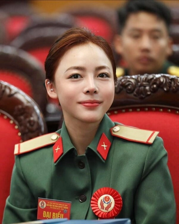 hoa khôi bắn súng 2k4 mang hàm thượng úy gây bất ngờ với diện mạo đời thường đẹp như hoa hậu chân dài chuẩn mẫu - 4