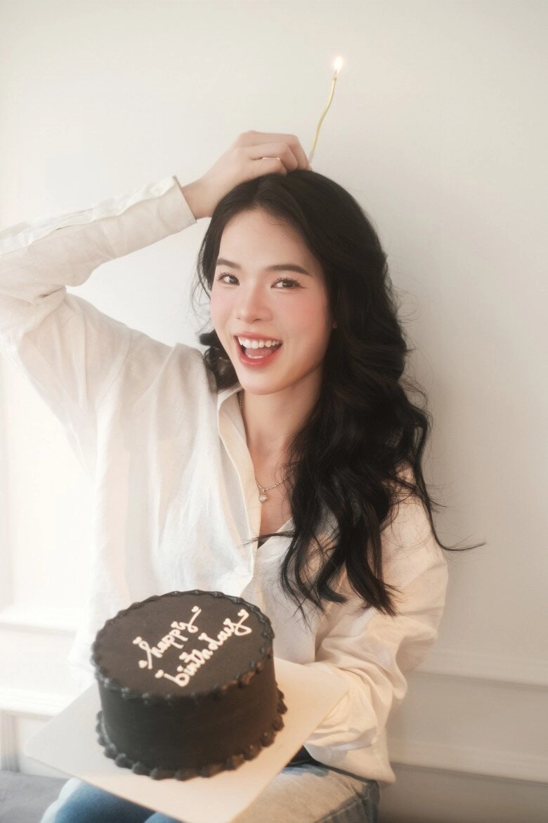 hoa khôi bóng chuyền cầm cờ cho đoàn việt nam tại sea games 33 cao 1m80 ngỡ ngàng nhan sắc đời thường - 4