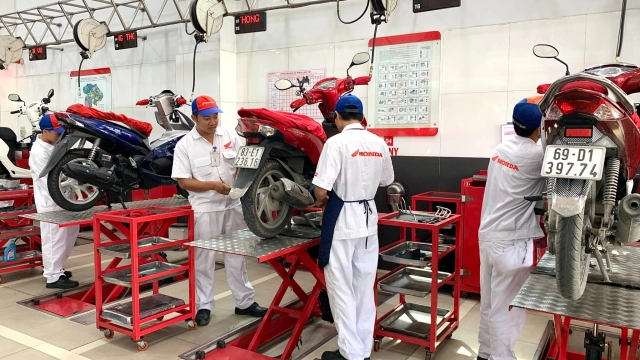 Honda việt nam hỗ trợ khách hàng miền bắc kiểm tra xe và thay dầu miễn phí sau mưa lũ - 3