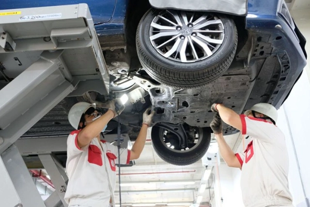 Honda việt nam hỗ trợ khách hàng miền bắc kiểm tra xe và thay dầu miễn phí sau mưa lũ - 4