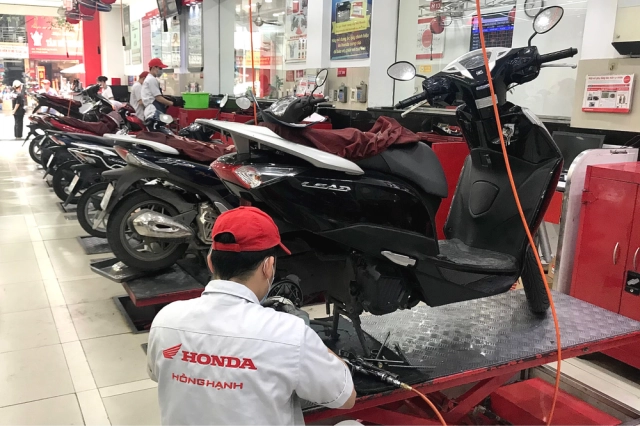 Honda việt nam hỗ trợ khách hàng miền bắc kiểm tra xe và thay dầu miễn phí sau mưa lũ - 5