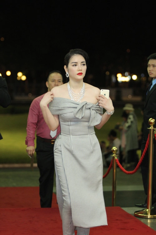 Lý nhã kỳ mũm mĩm trong trang phục lạ mắt - 1