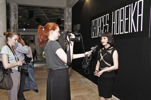 Lý nhã kỳ xuất hiện tự tin trên fashion tv - 4