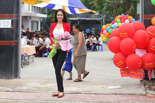 Mai phương thúy mất điểm vì jeans - 7