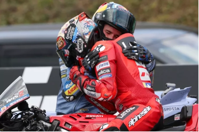 Marc marquez rơi nước mắt sau khi trở lại với chức vô địch motogp tôi cảm thấy bình yên - 3