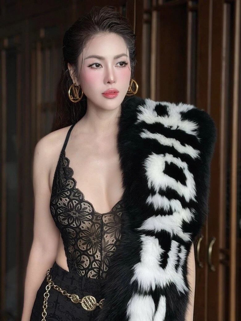 Mẹ 3 con mặc đồ bó sát khoe đường cong chữ s đẹp hút hồn bí quyết vỏn vẹn 2 từ tưởng dễ nhưng khó làm - 9