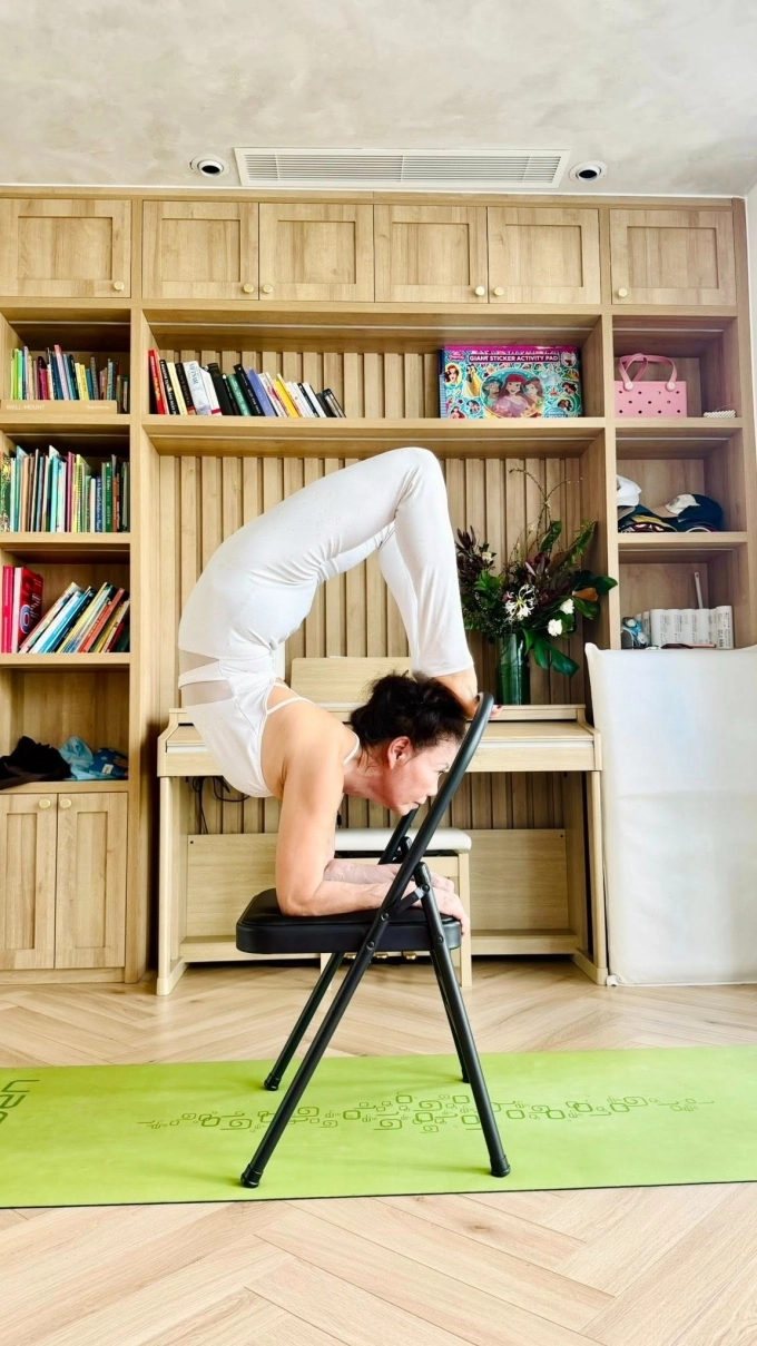Mẹ hồ ngọc hà thuần thục tư thế yoga khó nhằn ở tuổi u70 - 2