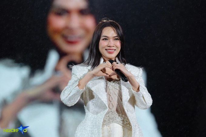 Mỹ tâm diện đồ xuyên thấu khoe vẻ sexy trong concert - 1