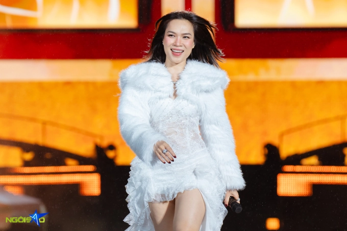 Mỹ tâm diện đồ xuyên thấu khoe vẻ sexy trong concert - 2