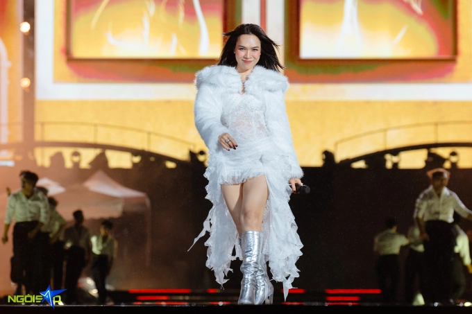 Mỹ tâm diện đồ xuyên thấu khoe vẻ sexy trong concert - 3