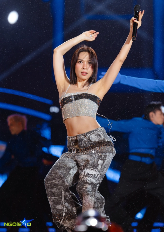 Mỹ tâm diện đồ xuyên thấu khoe vẻ sexy trong concert - 6