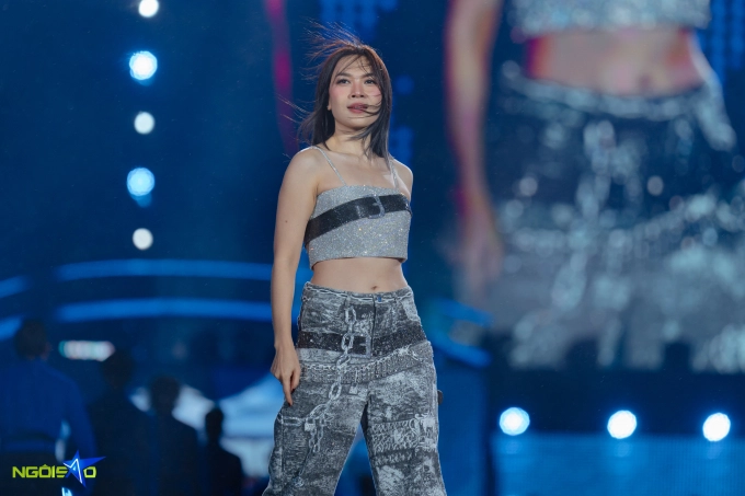 Mỹ tâm diện đồ xuyên thấu khoe vẻ sexy trong concert - 7