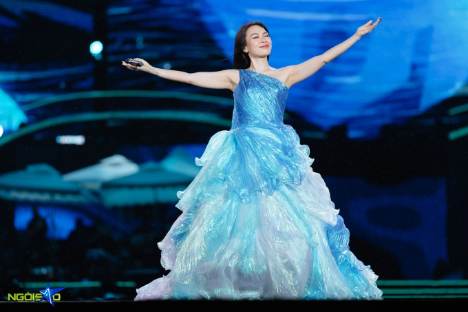 Mỹ tâm diện đồ xuyên thấu khoe vẻ sexy trong concert - 9