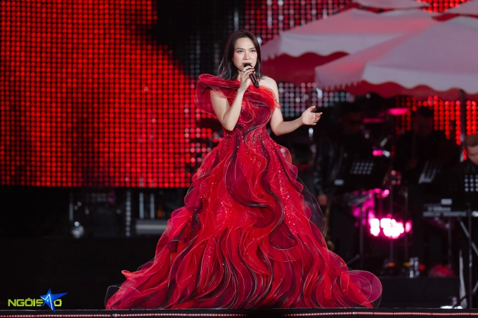 Mỹ tâm diện đồ xuyên thấu khoe vẻ sexy trong concert - 11