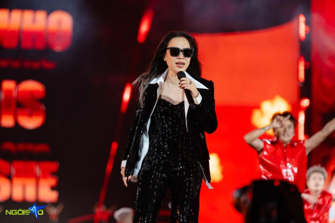 Mỹ tâm diện đồ xuyên thấu khoe vẻ sexy trong concert - 12