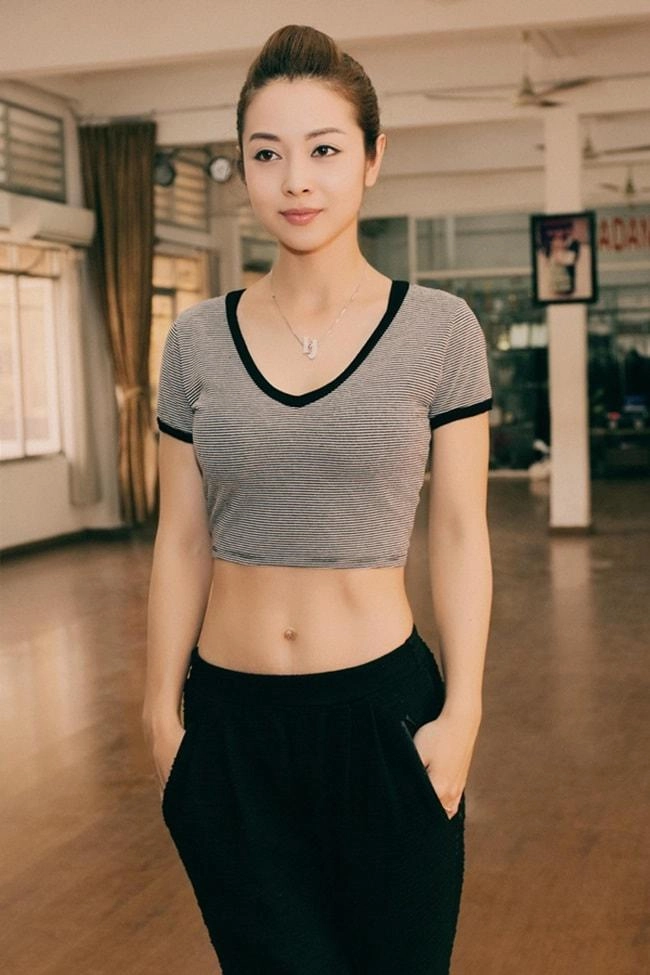 Ngắm cơ bụng số 11 của loạt sao nữ các anh sẽ phải ngại ngùng lao ngay đi tập gym - 12