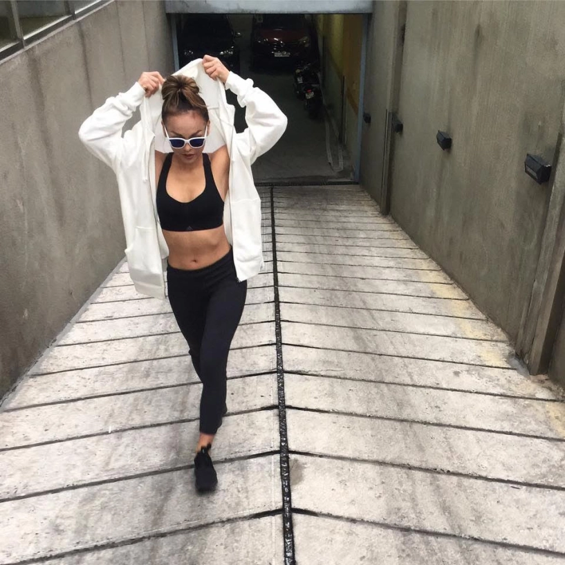 Ngắm cơ bụng số 11 của loạt sao nữ các anh sẽ phải ngại ngùng lao ngay đi tập gym - 14