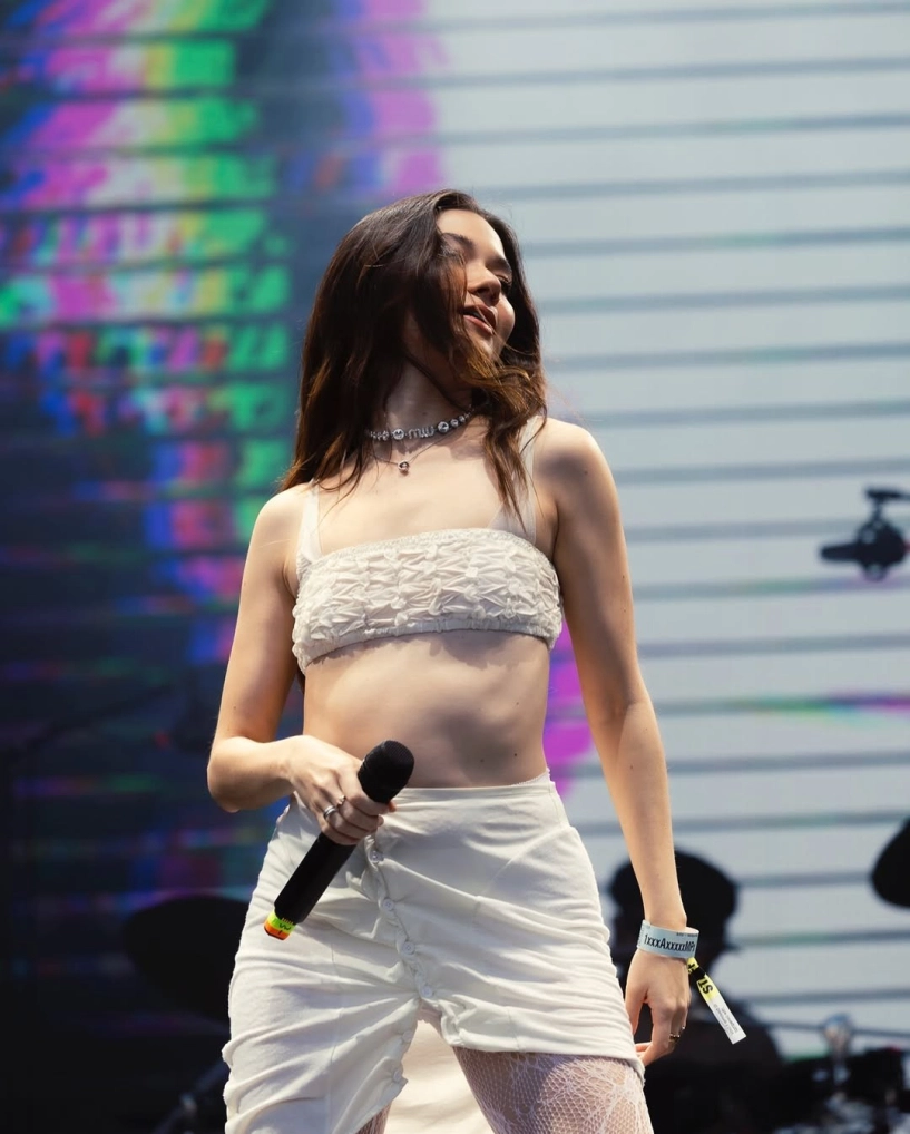 Nhan sắc nữ ca sĩ hát nhép 100 ở khai mạc sea games 33 - 1