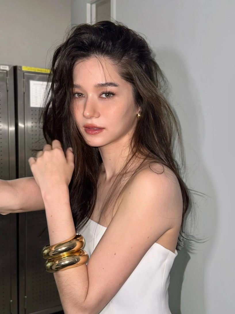 Nhan sắc nữ ca sĩ hát nhép 100 ở khai mạc sea games 33 - 2