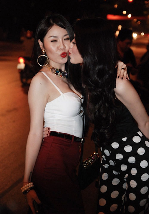 Những người đẹp việt thích hôn đồng giới - 7