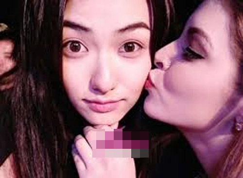 Những người đẹp việt thích hôn đồng giới - 17