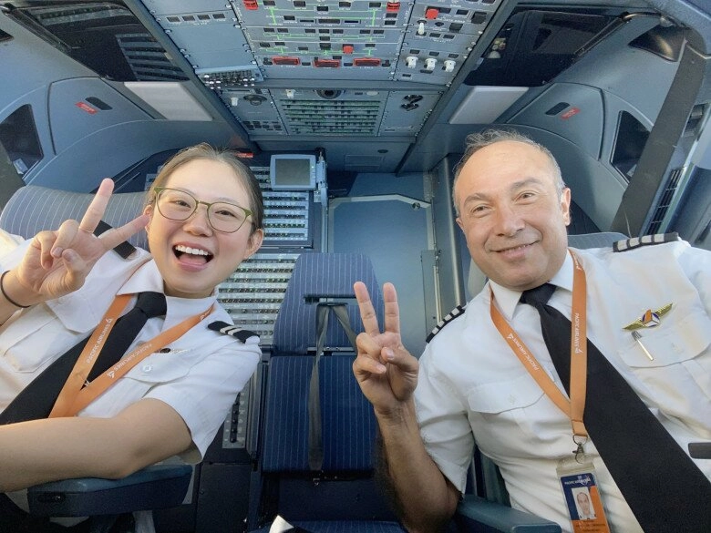 Nữ cơ phó u30 đốn tim với gương mặt búng ra sữa ăn mặc dễ thương như nữ sinh khác hẳn khi mặc đồng phục bay - 2