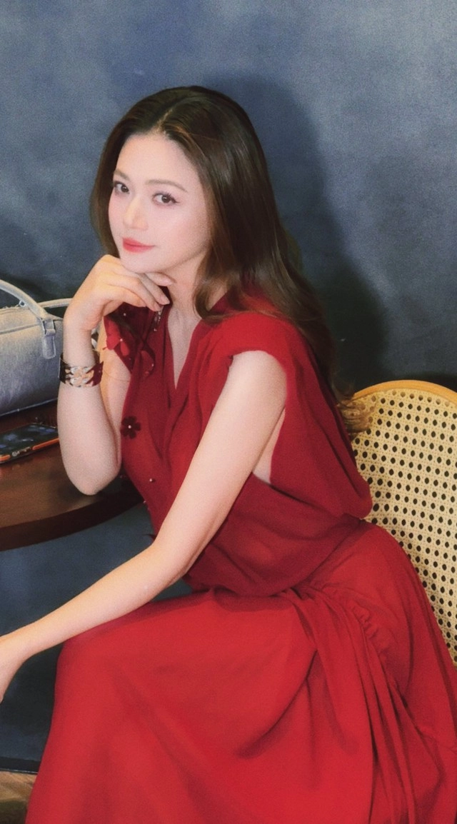 Nữ nsưt đang gây sốt trong phim giờ vàng gia đình trái dấu ở tuổi trung niên nhan sắc vẫn rực rỡ - 3