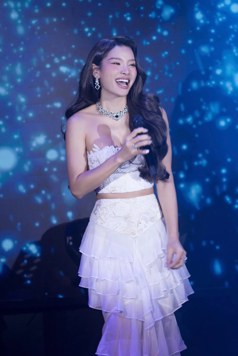 Phương trinh jolie đốt mắt với làn da nâu và body mẹ 3 con siêu thực - 7