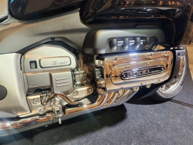 Quái vật touring souo 2000 8 xy-lanh vừa ra mắt liệu có đủ sức thách thức goldwing - 11