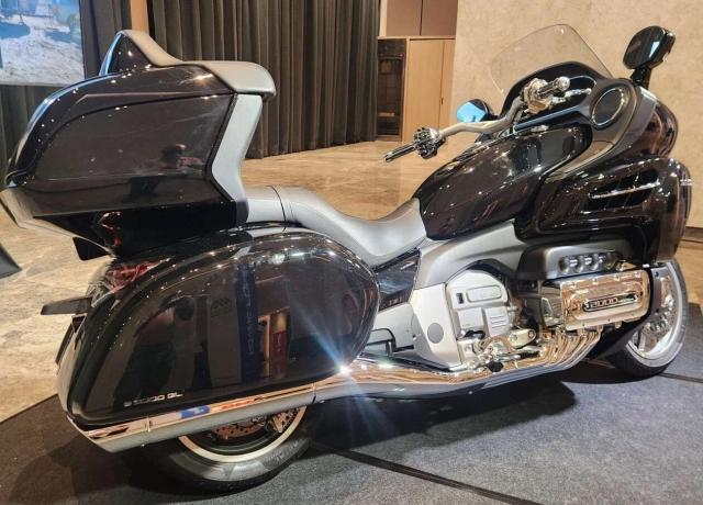 Quái vật touring souo 2000 8 xy-lanh vừa ra mắt liệu có đủ sức thách thức goldwing - 12