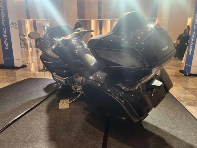 Quái vật touring souo 2000 8 xy-lanh vừa ra mắt liệu có đủ sức thách thức goldwing - 13