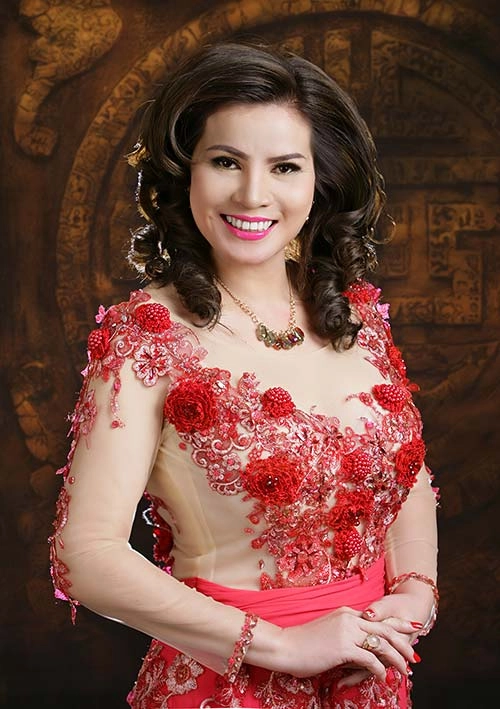 Quý bà kim hồng u50 vẫn da sáng eo thon - 2