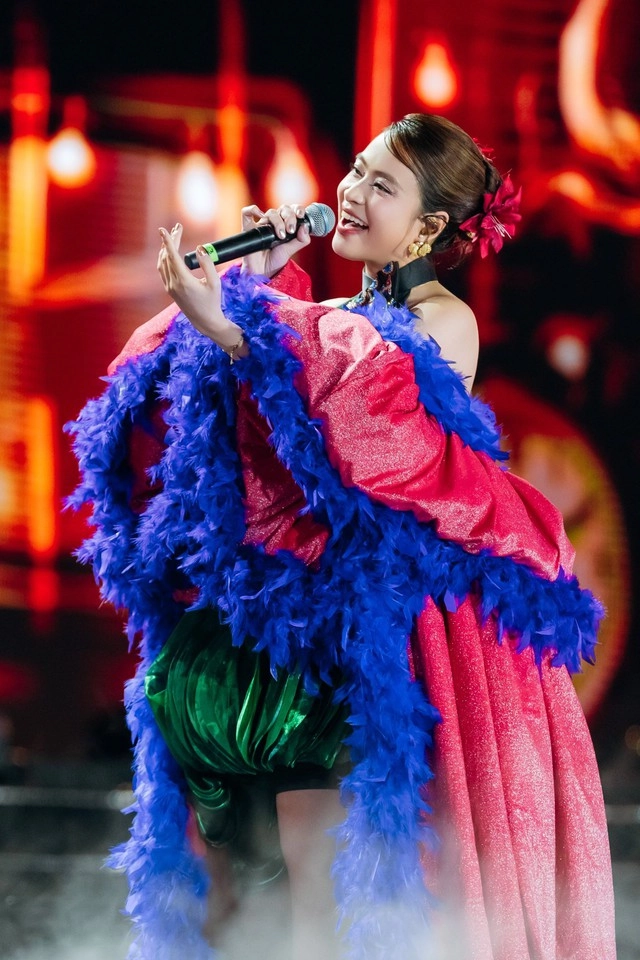 Sắc vóc hiện tại của hoàng thùy linh - 1