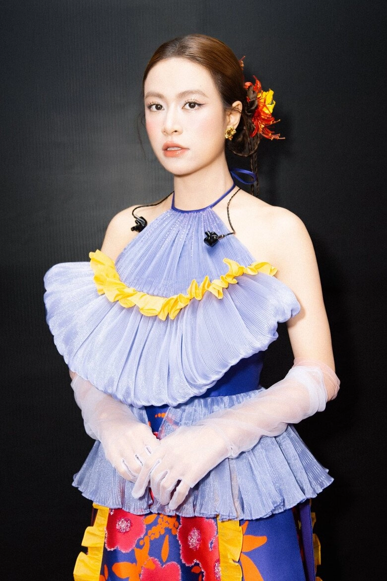 Sắc vóc hiện tại của hoàng thùy linh - 9