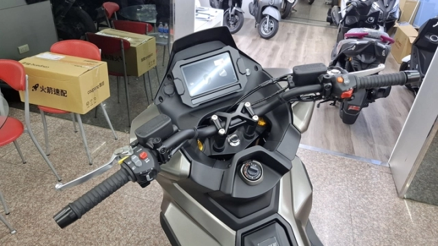 Soi chi tiết kymco xciting x350 trang bị cỡ này có đủ để thách thức honda adv350 - 4