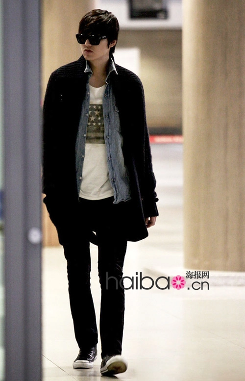 Soi phong cách thời trang sân bay tủ của lee min ho - 7