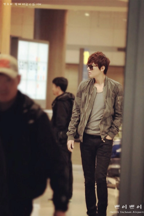 Soi phong cách thời trang sân bay tủ của lee min ho - 16