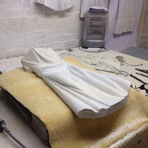 Sửng sốt váy áo siêu mềm làm từ đá - 15