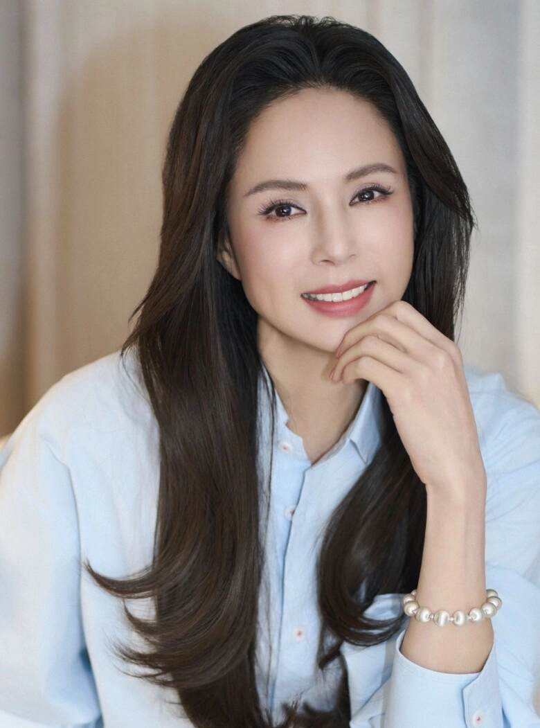 tiểu long nữ u60 sở hữu mái tóc bóng mượt như suối chăm uống loại nước đen xì từ 2 loại hạt suốt 30 năm - 3