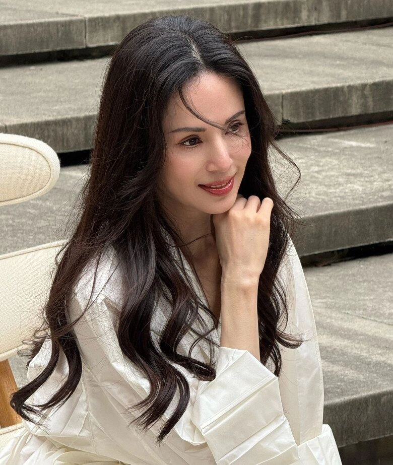 tiểu long nữ u60 sở hữu mái tóc bóng mượt như suối chăm uống loại nước đen xì từ 2 loại hạt suốt 30 năm - 5