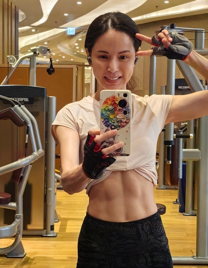 tiểu long nữ u60 sở hữu mái tóc bóng mượt như suối chăm uống loại nước đen xì từ 2 loại hạt suốt 30 năm - 6