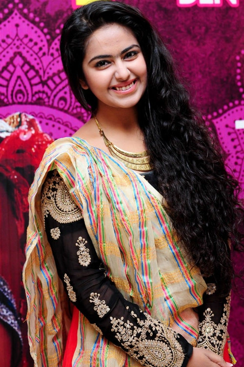 Vẻ đẹp hút hồn của cô dâu 8 tuổi khi thành thiếu nữ - 1