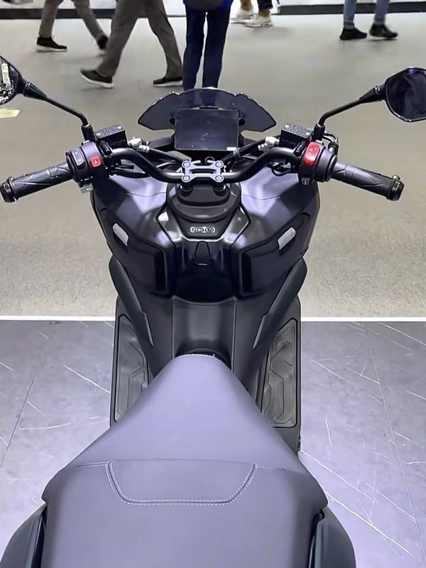 Zontes 150x ra mắt nhẹ hơn pcx tận 25kg tăng tốc nhanh như xe 250cc và có nhiều trang bị khủng - 5